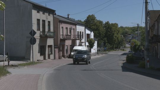 Modernizacja zniszczonych elewacji na rynku w Działoszycach