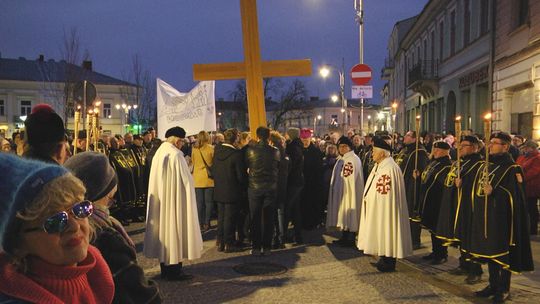 Modlitwa w rytmie miasta. Miejska Droga Krzyżowa 2026 w Kielcach