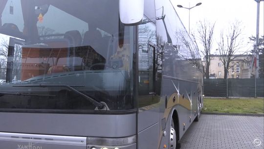 Mundurowi kontrolują autokary na parkingu przy ul. Leszka Drogosza