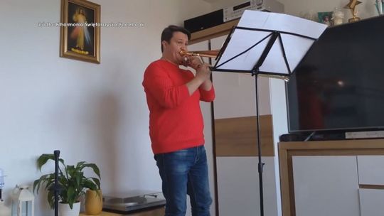 Muzycy filharmonii nagrywają koncerty w domach