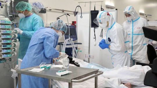 MZ: 105 nowych zakażeń koronawirusem, zmarło 12 osób z COVID-19