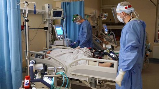 MZ: 2086 nowych zakażeń koronawirusem, 250 chorych z COVID-19 zmarło