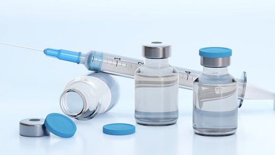 MZ: niepożądane odczyny po szczepionce AstraZeneca ma kilkudziesięciu nauczycieli