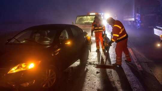 Mżawka, przelotne opady deszczu i mgły utrudniają jazdę kierowcom