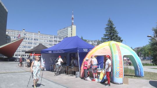 Na Dzień Matki badanie i kwiatki przed Świętokrzyskim Urzędem Wojewódzkim