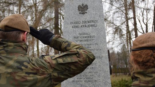 Na grobach i przy pomnikach żołnierzy Armii Krajowej zapłonęły znicze