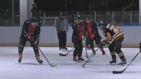 Na lodzie w meczu charytatywnym