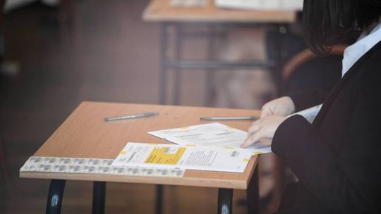 Na maturze egzaminy pisemne z biologii i języka francuskiego na poziomie rozszerzonym i dwujęzycznym