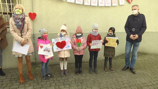 Najmłodsi dziękują pracownikom szpitala