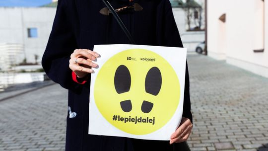 Naklejki #lepiejdalej bezpłatnie dostępne dla mieszkańców