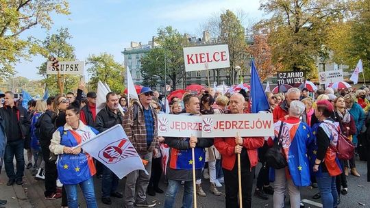 Nauczyciele z Jędrzejowa na demonstracji w Warszawie