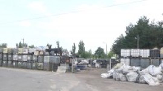 Niebezpieczne składowisko odpadów. Miasto wzywa firmę do ich usunięcia, bezskutecznie