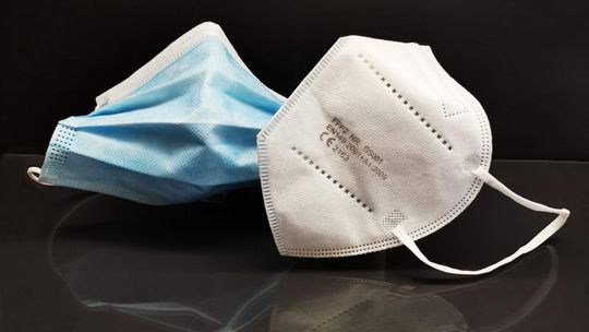 Niedzielski: będziemy chcieli wycofać możliwość zastępowania maseczek surogatami jak przyłbica czy chusta