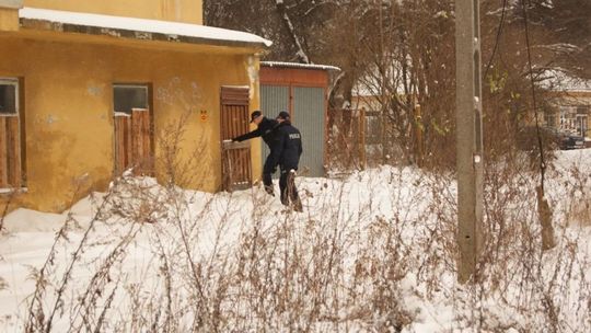 Nietrzeźwy i wyziębiony mężczyzna leżał na przystanku autobusowym 