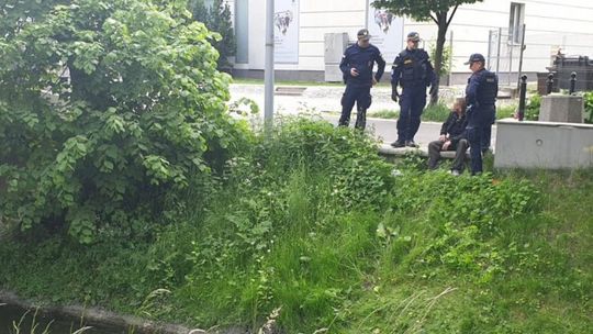 Nietrzeźwy mężczyzna wpadł do rzeki Silnicy. Na szczęście w pobliżu byli mundurowi