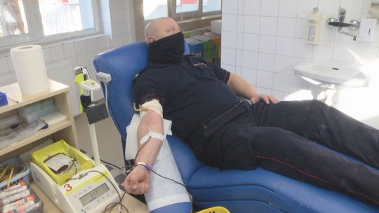 Niosąc pomoc chorym na Covid-19 - funkcjonariusze SOK oddali osocze i krew