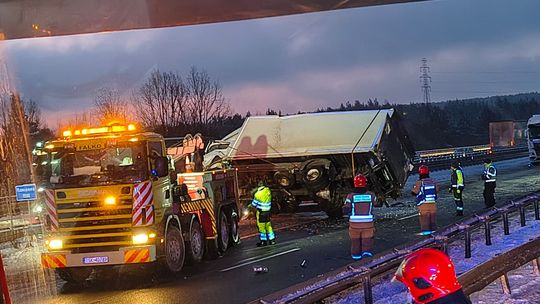 Nocny wypadek na S7. Utrudnienia w ruchu nadal trwają