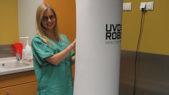 Nowoczesny robot do dezynfekcji pomieszczeń trafił do szpitala na Czarnowie