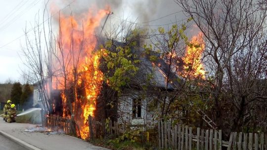 O mały włos od tragedii. Groźny pożar w miejscowości Jóźwików w gminie Radoszyce