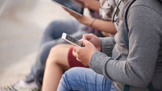 Od 1 września zakaz komórek m.in. w podstawówkach