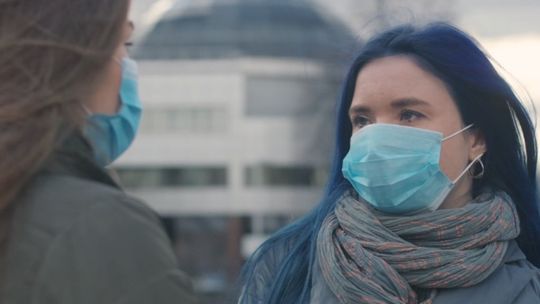 Od dzisiaj obowiązek zasłaniania ust i nosa. Jak bezpiecznie zdjąć i uprać maseczkę?
