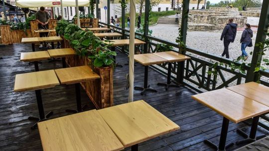 Od soboty czynne ogródki restauracyjne i więcej osób w pociągach, tramwajach, autobusach