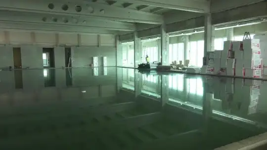 Oddanie basenu dopiero w listopadzie?