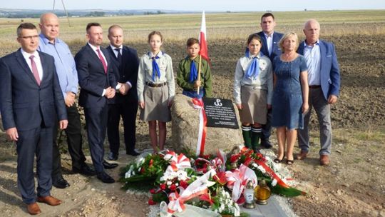 Odsłonięto obelisk i pamiątkową tablicę ku czci dwu jędrzejowskich żołnierzy AK