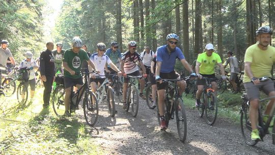 Odżywa historia i pomniki: 270 rowerzystów wyruszyło Szlakiem Brygady Świętokrzyskiej Narodowych Sił Zbrojnych