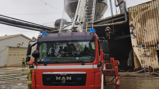 Ogień objął silos i część hali produkcyjnej