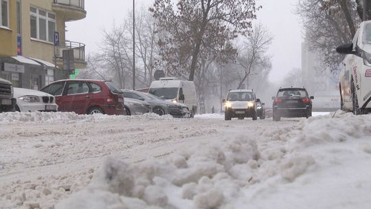 Opady śniegu i marznący deszcz. Ciężkie warunki na drogach