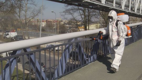Oprócz przystanków, odkażanie przejść i kładek dla pieszych