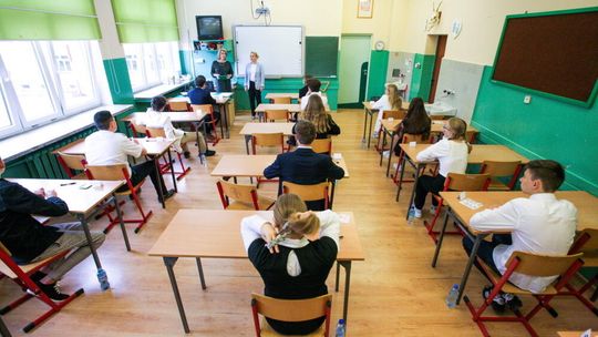 Ośmioklasiści piszą egzamin z j. polskiego