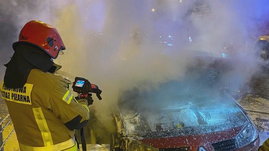 Osobowy Renault płonął w okolicach Jędrzejowa na S7