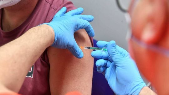 Osoby w wieku 34 i 35 lat mogą od poniedziałku zapisywać się na szczepienie przeciw COVID-19