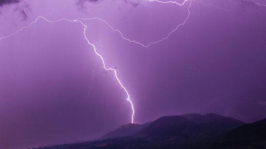 Ostrzeżenie przed burzami z gradem; możliwe lokalne podtopienia