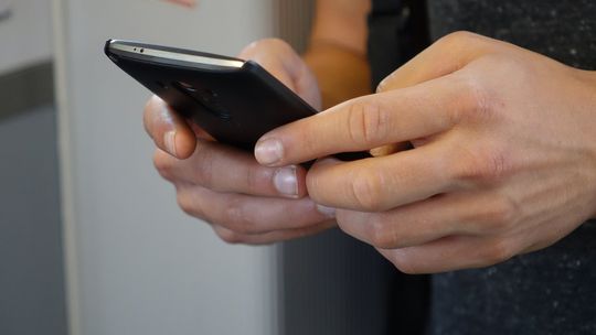 Oszuści wysyłają SMS-y z informacją o niezapłaconym mandacie!