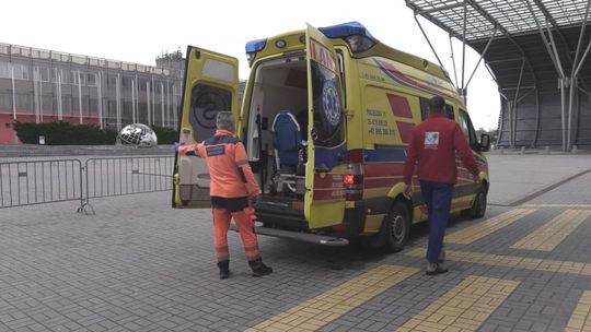 Pacjent wypisany ze szpitala tymczasowego dostał respirator