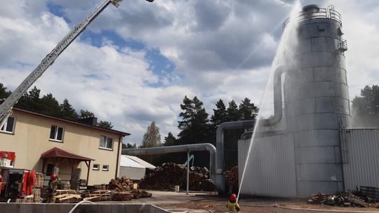 Palił się silos wypełniony trocinami