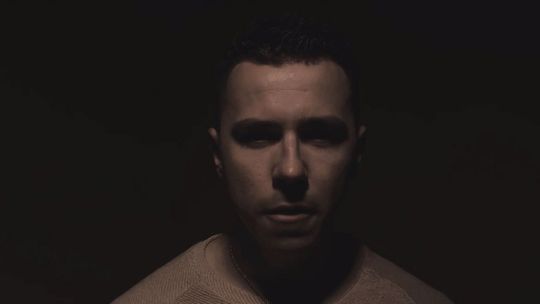 Paweł Jabłoński z Tokarni promuje swój najnowszy singiel „Nałóg”