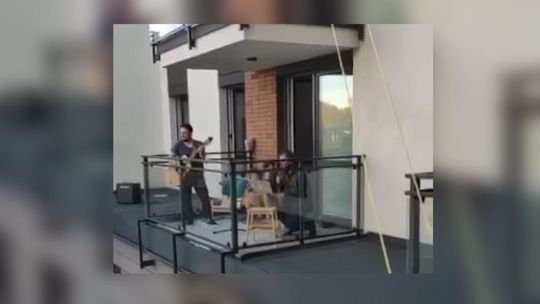 Paweł Okła i jego minikoncert na balkonie
