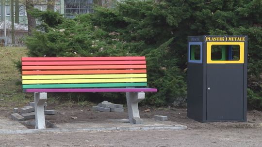 Pierwsze tęczowe ławki już stoją