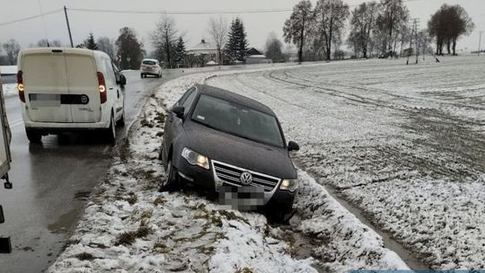 Pijany kierujący zniszczył ogrodzenie i znaki drogowe. Skończył w przydrożnym rowie