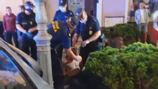 Pijany mężczyzna pędził po kieleckim deptaku. Uderzył w latarnię