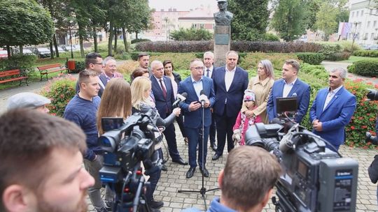 "PiS chce zlikwidować samorząd w Polsce". Kandydaci KO na konferencji prasowej w Skarżysku