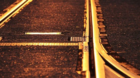 PKP PLK przystępują do ustawiania na torze wykolejonego pociągu