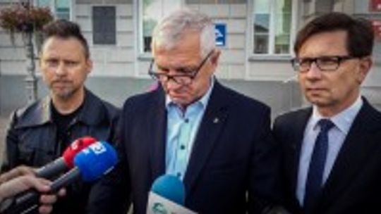 Plakaty uderzające w Wojciecha Lubawskiego zgłoszone na policję