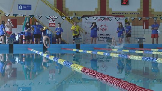 Pływają, bo kochają ten sport. Świętokrzyski Mityng Pływacki Olimpiad Specjalnych