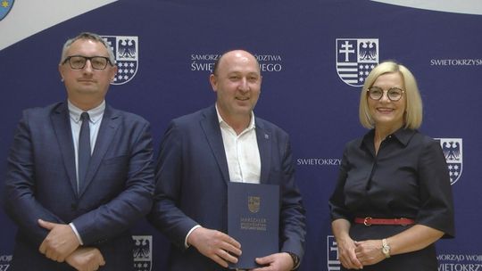 Podpisano umowy na wymianę pieców w regionie. Zarząd województwa przeznaczył na dofinansowanie gmin ponad 4 mln zł