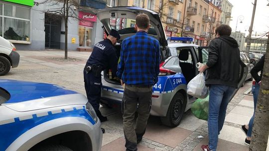 Policja pomaga przy transporcie darów dla uchodźców 